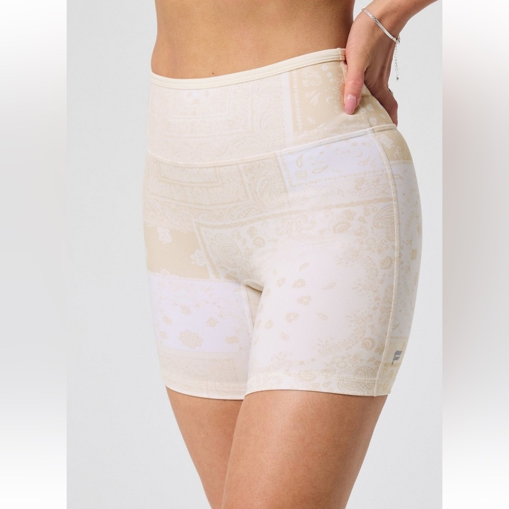 Fabletics Anywhere Motion365+ HW Tipped Short 6”